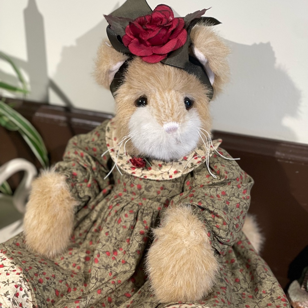 Prissy Purrticular 2005 THE BEARINGTON COLLECTION